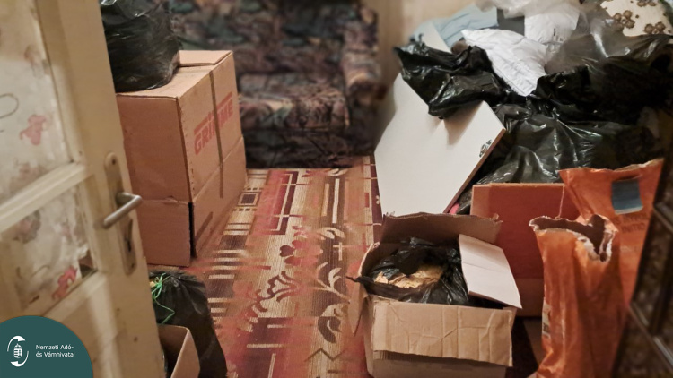 Kulcs nincs, dohány van - A NAV pénzügyőrei 674 kilogramm szárított dohánylevelet foglaltak le