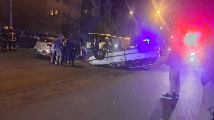 Elképesztő négyes karambol – az egyik autó a feje tetején állt meg