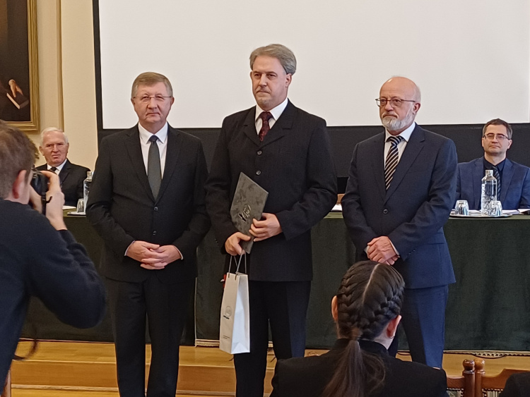 Pedagógus Elismerést kapott Kácsor István a Jókai tanára a püspöktől