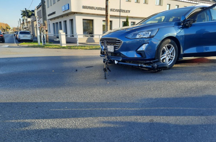 Rolleres baleset  – az autó métereken át tolta a kétkerekűt