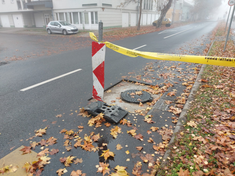 Közműfedlapokat cserélnek a Szarvas utcán