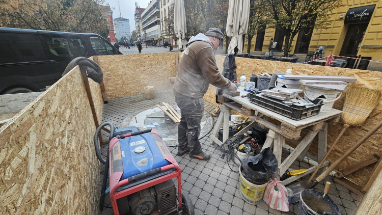 Megújulnak a bolygóképek a Kossuth téren