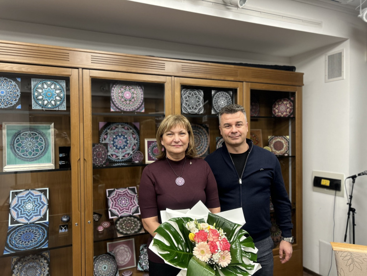 A Bencs Villában nyílt meg Petris Erika mandalakészítő Harmónia című kiállítása