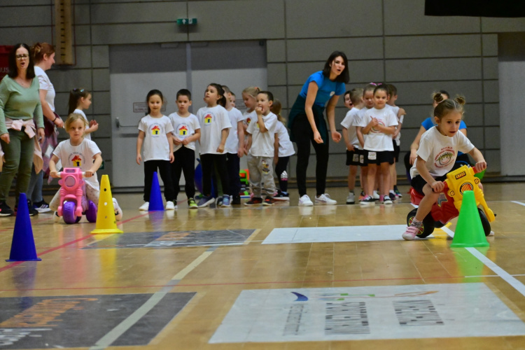 Sportverseny ovisoknak - megtelt a Continental Aréna küzdőtere