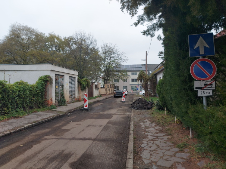 Vadonatúj aszfalt készül a Béla utcában                                                              