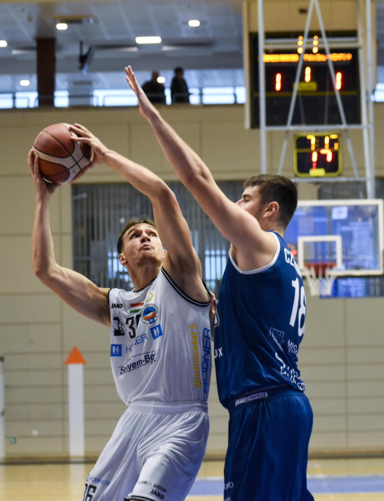 A Cápák felfalták a Kaszásokat                                     