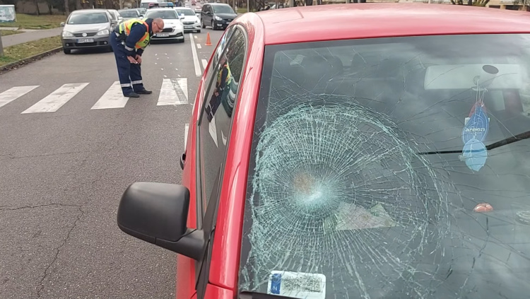 Gyalogost gázoltak el a Garibaldi utcán - kórházba került a hölgy