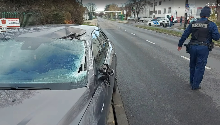 Teherautó és személyautó ütközött a Derkovits utcán