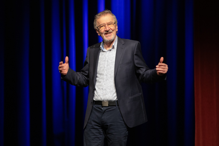 Mucsi Zoltán életrajzi stand-up estje újra visszatér a Móricz Zsigmond Színházba