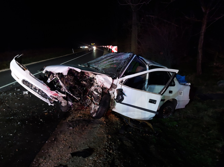 Frontális ütközés a 4-es főúton – a két sofőr súlyosan megsérült