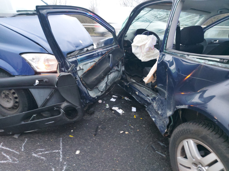 Nem adott elsőbbséget – totálkáros autó az autópálya felett