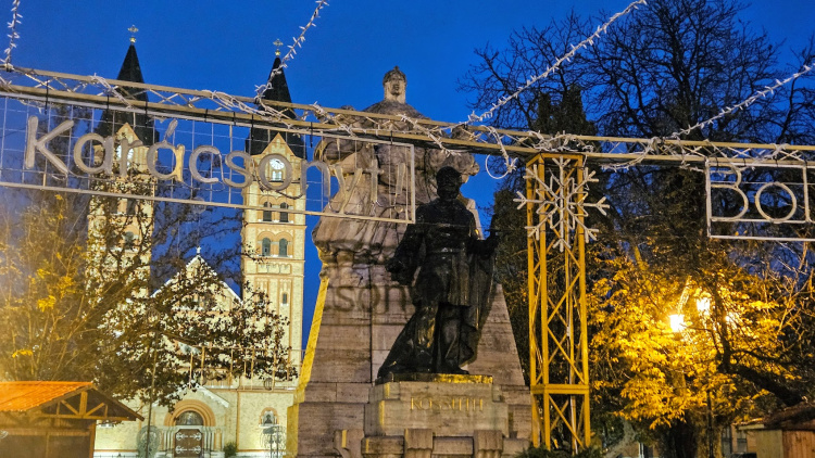 Ma öltözik ünnepi fénybe Nyíregyháza – indul az adventi varázslat!