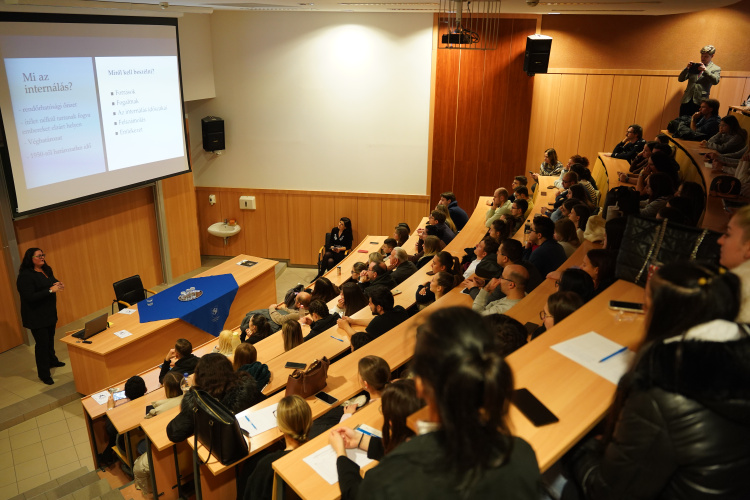 „Ne keressünk benne normalitást” – Megnyílt a Magyar Gulág vándorkiállítás a Nyíregyházi Egyetemen