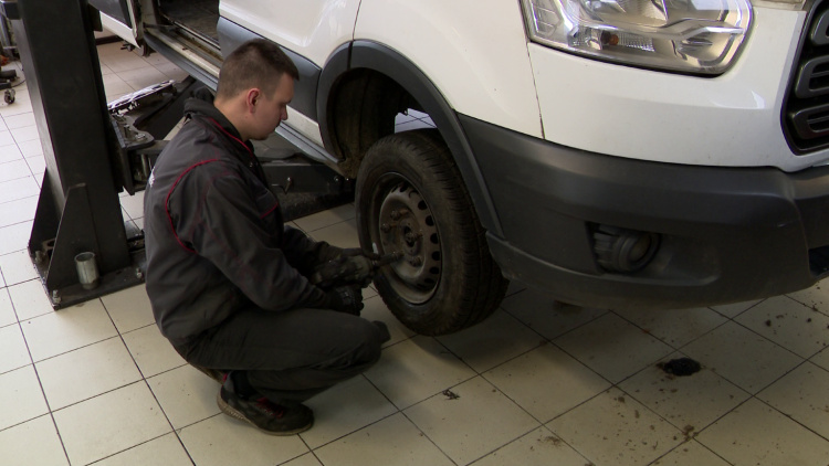 Kerékcsere – A nyári gumik ideje lejárt, ideje lecserélni a kerekeket az autókon