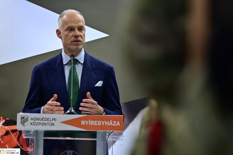 Honvédelmi miniszter: Erős üzenetet kell küldenünk az Európai Unió vezetőinek