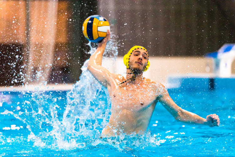 Hazai medencében játszottak a felnőtt vízilabdások                     