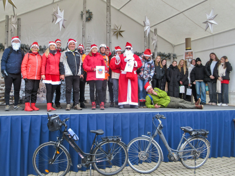 Pirosba öltözött bringások lepik el a várost – Mikulás-napi kerékpártúrára hív a Zöld Kerék Alapítvány
