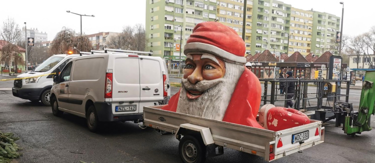 Újra integet a Mikulás a Búza téri Piaccsarnok tetejéről