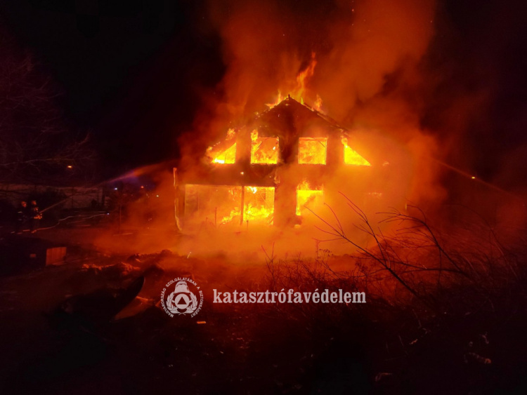 Felújítás alatt álló családi ház égett le Kótajban