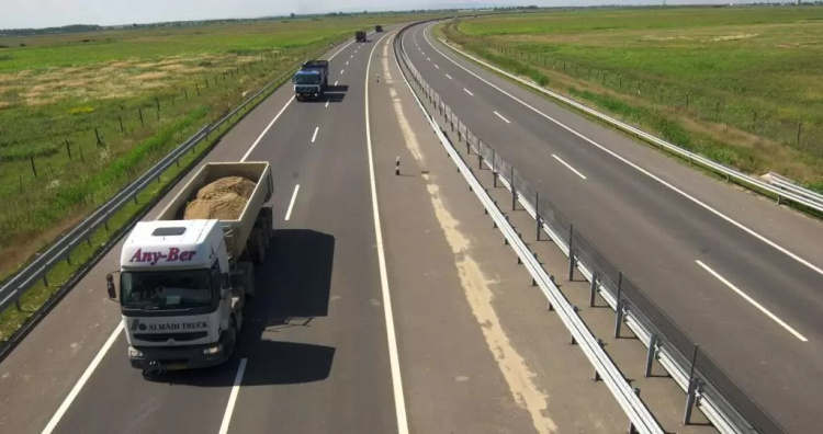 Hétfőtől elérhetőek a 2026-os éves autópálya-matricák, bevezetik az M1 regionális jogosultságot is