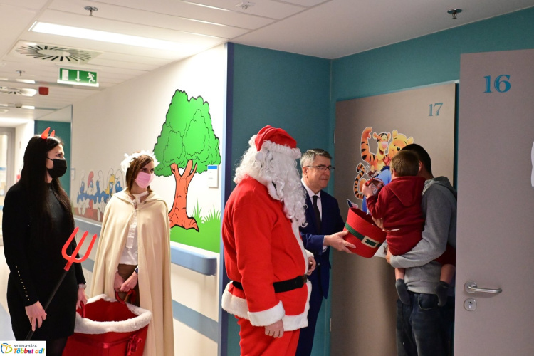 A kórházban is járt a Mikulás – a gyermekosztályra vitte a csomagokat