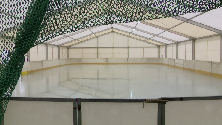 Megnyílt a jégpálya a Continental Aréna parkolójában 