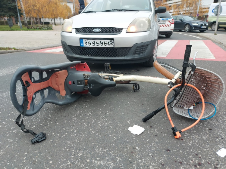 Nem szállt le a bicikliről, úgy akart átgurulni az úton