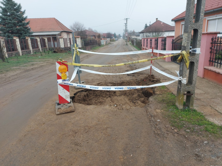 Sikeresen kicserélték az eltört ivóvízcsövet a Koszorú utcában