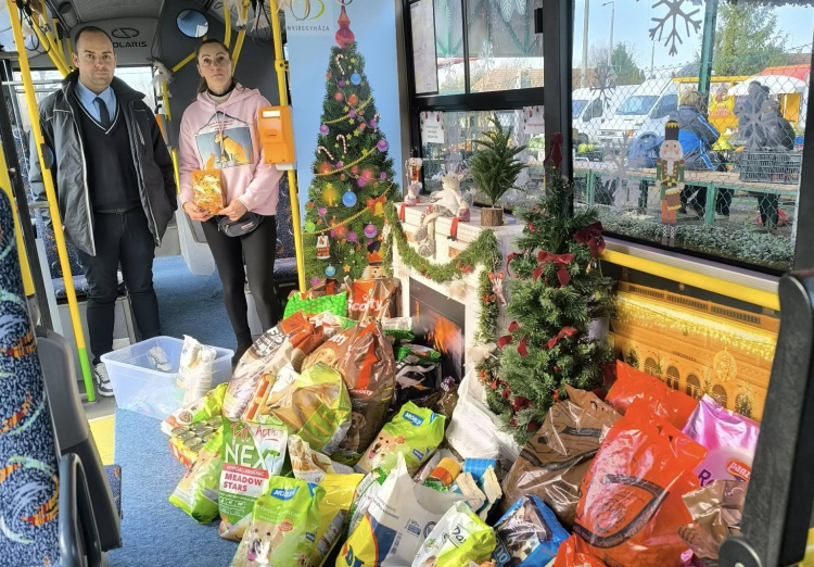 Jótékonysági kutya- és macskaeledel-gyűjtés az adventi buszon