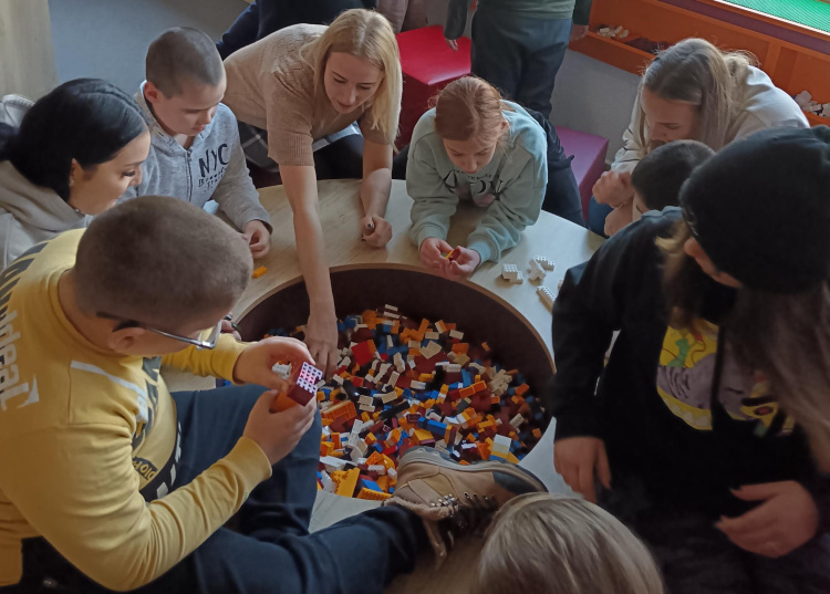 „Fejlesztő utazás”: harmadik alkalommal jártak az autizmussal élő és SNI-s gyerekek a Nyíregyházi Egyetem LEGO® Stúdiójá