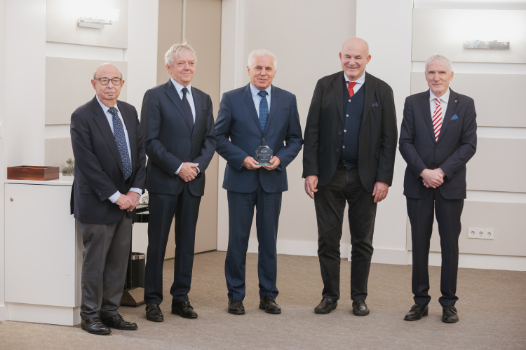 Az AzÜzlet díjátadón Nyíregyháza polgármesterét is elismerték