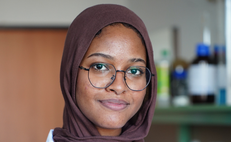 Fél évet tervezett, majd teljes képzésre váltott biológiából a Nyíregyházi Egyetemen a szudáni hallgató