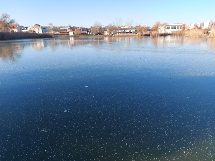 Tilos a jégre lépni a Bujtosi és Sóstói tónál