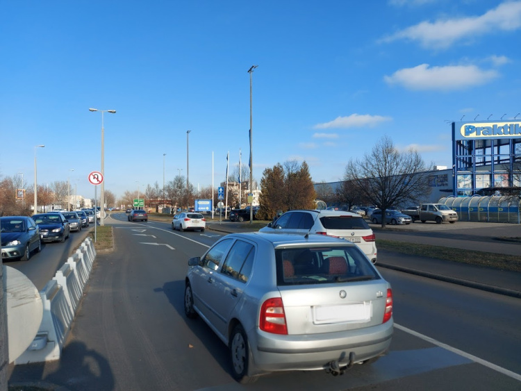 A tiltás ellenére sokan megfordulnak a Törzs utca egyik szakaszán