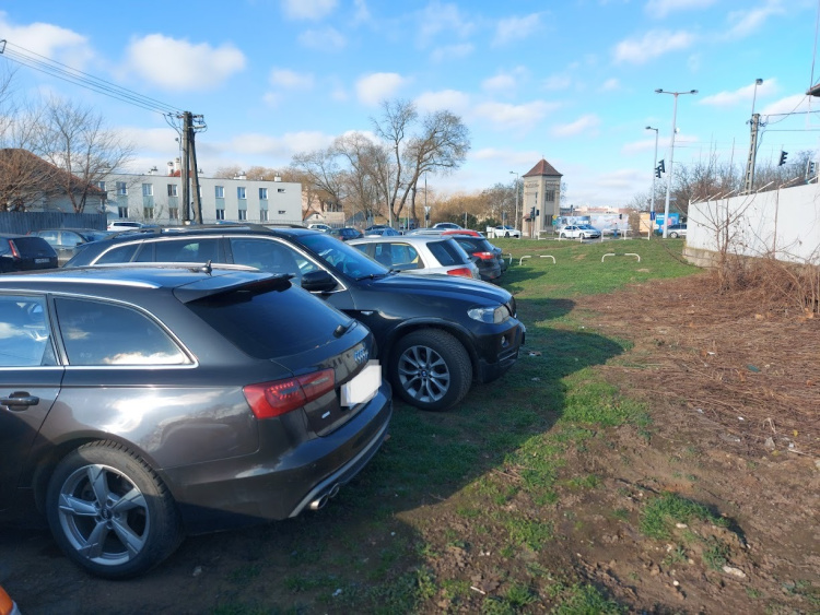 Továbbra is sokan parkolnak tiltott helyen a kórháznál