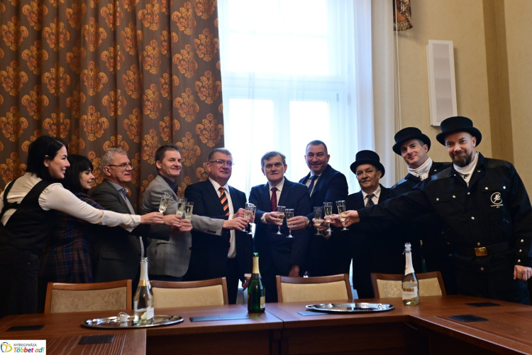 Újévi köszöntés – Kéményseprőkkel indult az év a vármegyeházán