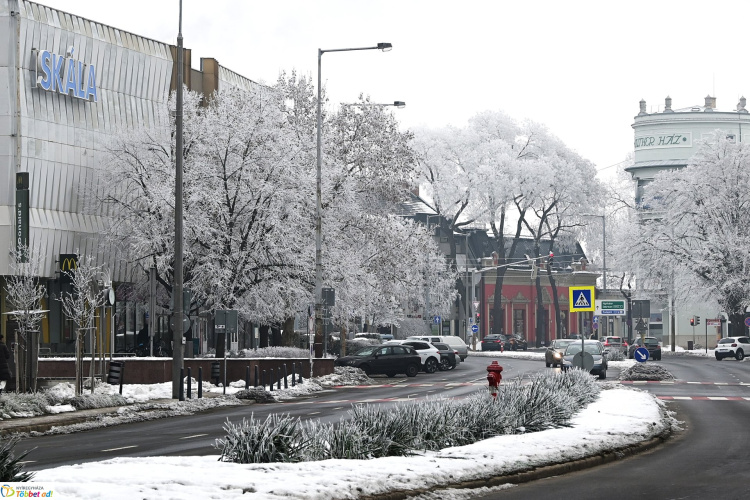 "Még a macska is szivatóval indult" - fagyos reggelre ébredtek a nyíregyháziak