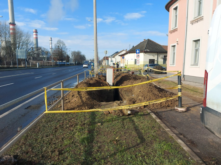 Ezt jelzi a sárga szalag - forgalomkorlátozás kábelcsere miatt