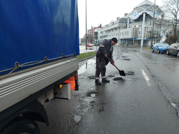 A fagy nem kímélte az aszfaltot - kátyújavítás a belvárosban