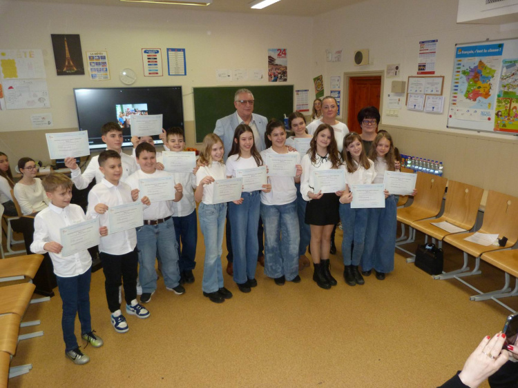 Már ötödikesekként francia nyelvvizsgát szereztek a nyíregyházi kéttannyelvű iskolában