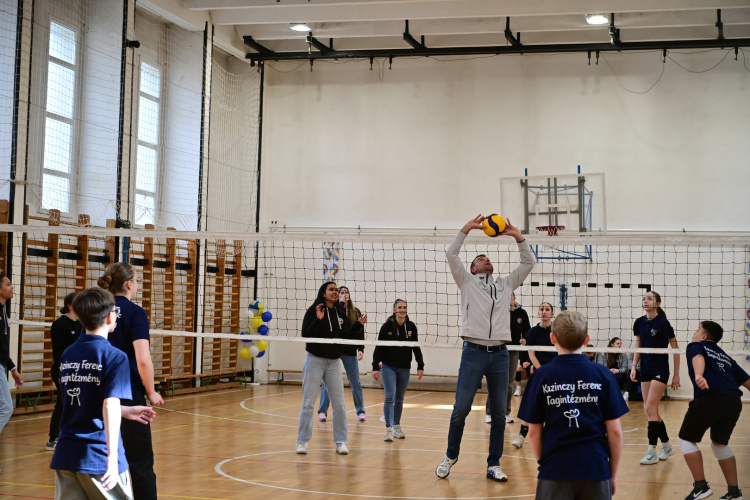 12 órás röplabda a Kazinczyban                                 