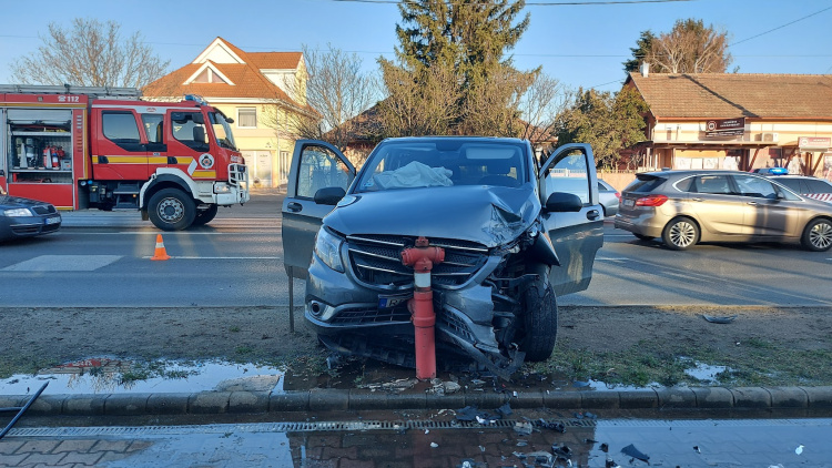Kisbusz rohant személyautóba a Debreceni úton, tűzcsap állította meg