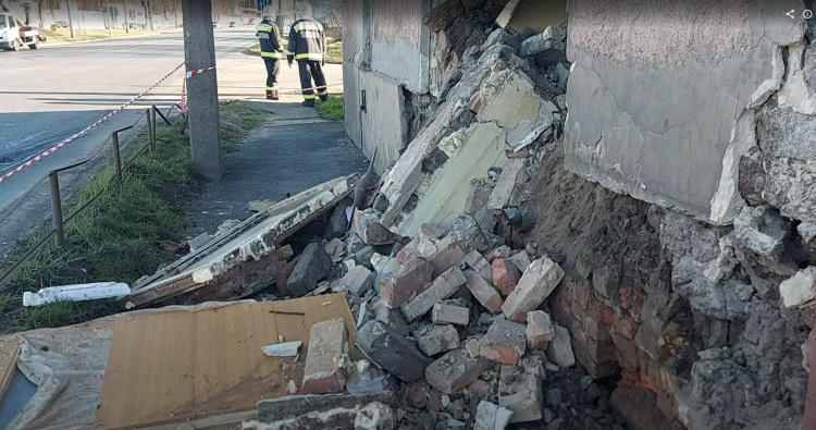 Erre nem számítottak - életveszélyessé vált egy ház Nyíregyházán