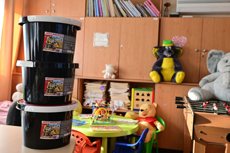 Nyolcszázezer forint értékű játékot adományozott a Jász-Plasztik a rászoruló gyerekeknek