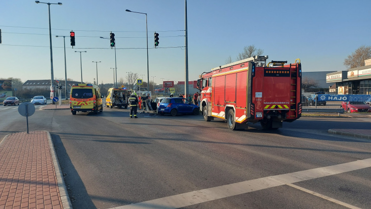 Összeütközött két autó a Belső körúton – félpályán halad a forgalom