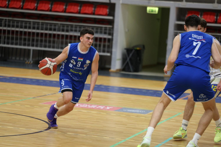 Győzelem idegenben - izgalmas meccsen nyertek a Cápák