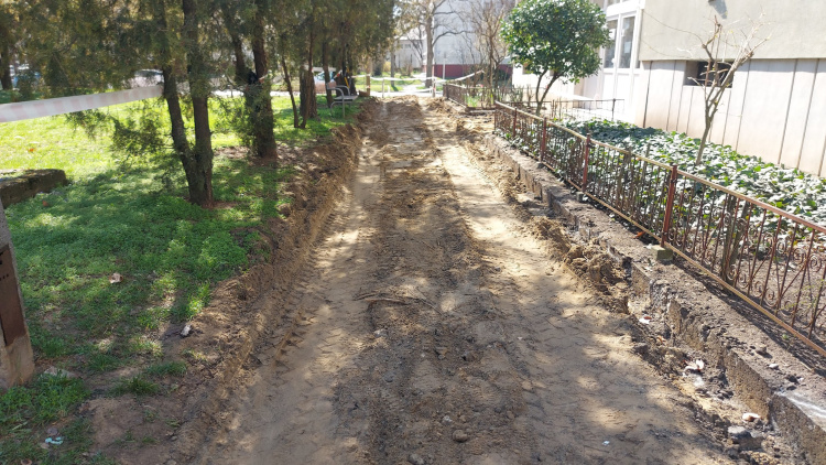 Megkezdődött a Szántó Kovács János utca 2–16. szám mögötti szakaszon a járda felújítása
