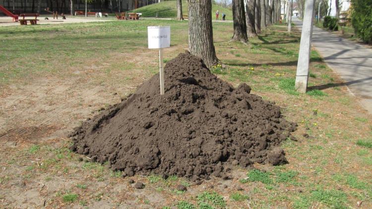 Megkezdi a balkonföldek kihelyezését a NYÍRVV a társasházi övezetekben