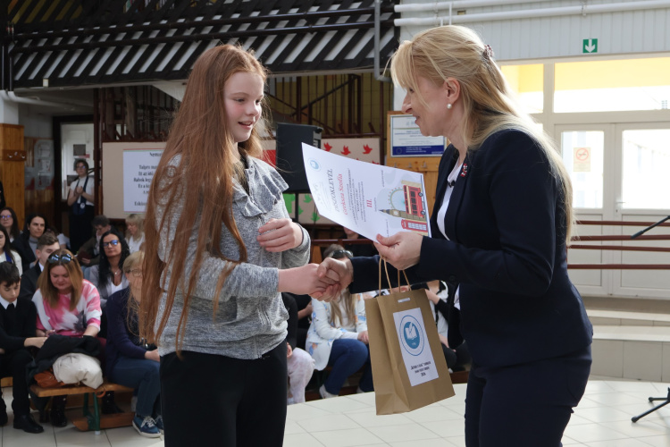 Több száz diák vett részt a „Kitárul a világ” angol versenyen és a Petőfi rajzversenyen Nyíregyházán