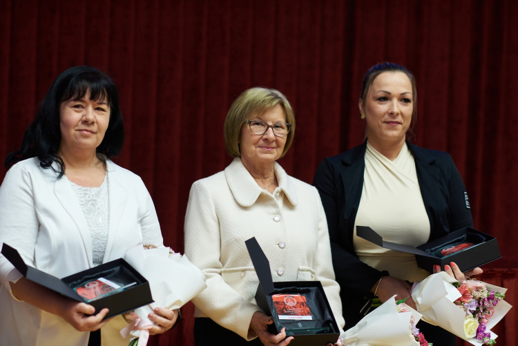Három elhivatott nő kapta idén a Vármegyei Családokért Díjat